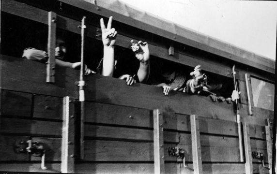(3716) Field workers enroute (3716) Field workers enroute